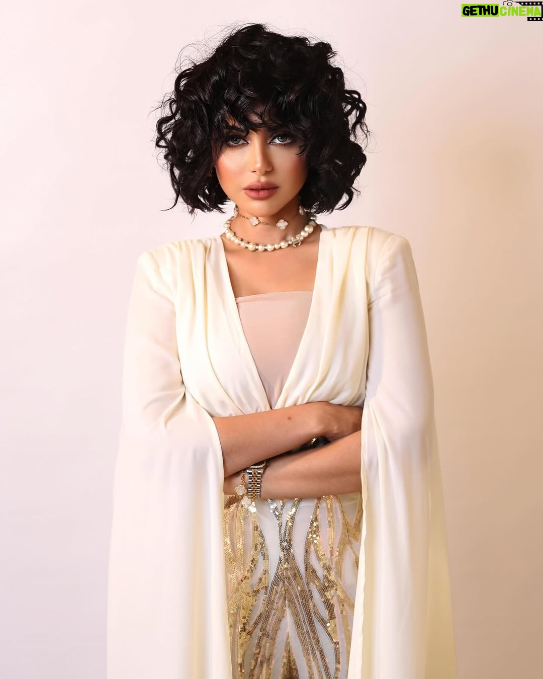Shaila Sabt - 44.6K Likes - #بيت_حمولة .. تحبون ولا تكرهون نوف؟؟ 😈
نوف: لا تقولون طرف ثالث 😡😡 ترا ما قالو لي ان يحب وحده يوم زواجنا عرفت .. وعلى اساس كل شي انتهى ..وقالو ان خلود تزوجت وخلاص 🤔 وعمتي وابوي مايرضون اتطلق .. بس انا اعلمهم اخليهم يطلقوني منه غصب بخرب لهم البيت ولي فيه 🤫 لا تقولون لحد شبسوي فيهم ..
#شيلاء_سبت
