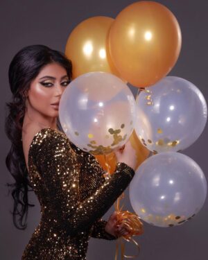 Shaila Sabt Instagram - مرت سنة أبقت لي أشخاص وأحباب أوفياء وأخذت مني أصحاب، وقربت لي ناس أغراب أصبحوا مع مرور الزمم أقراب وأعطتني أحباب
ﻣﺮﺕ ﺳﻨﻪ تعرفت ﻓﻴﻬﺎ ﻋﻠﻰ ﺣﻘﻴﻘﺔ بعض ﺍﻟﺒﺸﺮ ﺍﻟﻨﻘﻴﻪ وأثبت لي قلوب ينبع منها الوفاء، وكشفت لي المعادن السيئة لبعض الأشخاص المحيطين بي وحقد البعض وتفاجأت ﺑﺴﻘﻮﻁ الأقنعة عن وجوه ﺍﻟﺒﻌﺾ ﻭﺟﻌﻠﺘﻨﻲ ﺃﺗﻤﺴﻚ بعلاقاتي مع اﻟﺒﻌﺾ ﺍﻵﺧﺮ..
..
شكرا صديقي الصدوق @mohammed_vivid ..
..
احبكم وايد شكرا فيفد ونجاة وخاله فوز..
..
مكياجي @najalblushi_makeup ..
..
شعر @fouz_hairstyle