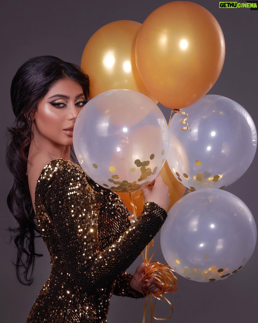 Shaila Sabt - 24.9K Likes - مرت سنة أبقت لي أشخاص وأحباب أوفياء وأخذت مني أصحاب، وقربت لي ناس أغراب أصبحوا مع مرور الزمم أقراب وأعطتني أحباب
ﻣﺮﺕ ﺳﻨﻪ تعرفت ﻓﻴﻬﺎ ﻋﻠﻰ ﺣﻘﻴﻘﺔ بعض ﺍﻟﺒﺸﺮ ﺍﻟﻨﻘﻴﻪ وأثبت لي قلوب ينبع منها الوفاء، وكشفت لي المعادن السيئة لبعض الأشخاص المحيطين بي وحقد البعض وتفاجأت ﺑﺴﻘﻮﻁ الأقنعة عن وجوه ﺍﻟﺒﻌﺾ ﻭﺟﻌﻠﺘﻨﻲ ﺃﺗﻤﺴﻚ بعلاقاتي مع اﻟﺒﻌﺾ ﺍﻵﺧﺮ..
..
شكرا صديقي الصدوق @mohammed_vivid ..
..
احبكم وايد شكرا فيفد ونجاة وخاله فوز..
..
مكياجي @najalblushi_makeup ..
..
شعر @fouz_hairstyle