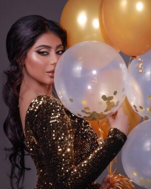 Shaila Sabt Instagram - مرت سنة أبقت لي أشخاص وأحباب أوفياء وأخذت مني أصحاب، وقربت لي ناس أغراب أصبحوا مع مرور الزمم أقراب وأعطتني أحباب
ﻣﺮﺕ ﺳﻨﻪ تعرفت ﻓﻴﻬﺎ ﻋﻠﻰ ﺣﻘﻴﻘﺔ بعض ﺍﻟﺒﺸﺮ ﺍﻟﻨﻘﻴﻪ وأثبت لي قلوب ينبع منها الوفاء، وكشفت لي المعادن السيئة لبعض الأشخاص المحيطين بي وحقد البعض وتفاجأت ﺑﺴﻘﻮﻁ الأقنعة عن وجوه ﺍﻟﺒﻌﺾ ﻭﺟﻌﻠﺘﻨﻲ ﺃﺗﻤﺴﻚ بعلاقاتي مع اﻟﺒﻌﺾ ﺍﻵﺧﺮ..
..
شكرا صديقي الصدوق @mohammed_vivid ..
..
احبكم وايد شكرا فيفد ونجاة وخاله فوز..
..
مكياجي @najalblushi_makeup ..
..
شعر @fouz_hairstyle