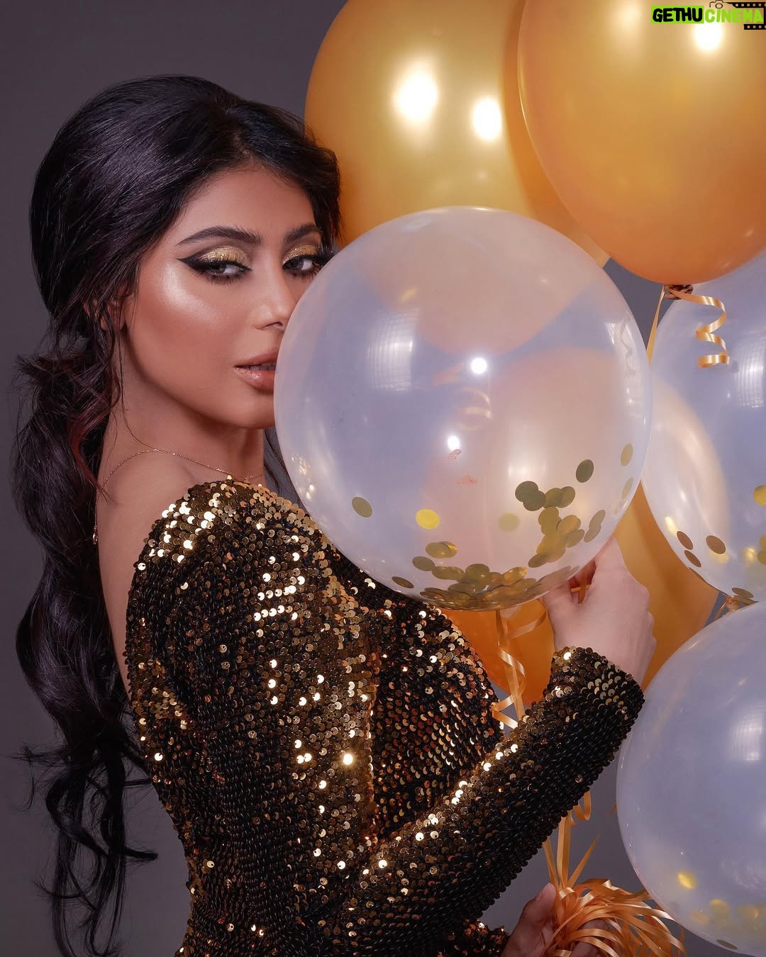 Shaila Sabt - 24.9K Likes - مرت سنة أبقت لي أشخاص وأحباب أوفياء وأخذت مني أصحاب، وقربت لي ناس أغراب أصبحوا مع مرور الزمم أقراب وأعطتني أحباب
ﻣﺮﺕ ﺳﻨﻪ تعرفت ﻓﻴﻬﺎ ﻋﻠﻰ ﺣﻘﻴﻘﺔ بعض ﺍﻟﺒﺸﺮ ﺍﻟﻨﻘﻴﻪ وأثبت لي قلوب ينبع منها الوفاء، وكشفت لي المعادن السيئة لبعض الأشخاص المحيطين بي وحقد البعض وتفاجأت ﺑﺴﻘﻮﻁ الأقنعة عن وجوه ﺍﻟﺒﻌﺾ ﻭﺟﻌﻠﺘﻨﻲ ﺃﺗﻤﺴﻚ بعلاقاتي مع اﻟﺒﻌﺾ ﺍﻵﺧﺮ..
..
شكرا صديقي الصدوق @mohammed_vivid ..
..
احبكم وايد شكرا فيفد ونجاة وخاله فوز..
..
مكياجي @najalblushi_makeup ..
..
شعر @fouz_hairstyle