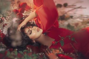 Shaila Sabt Instagram - تبين عيني لج عيويني 🤩..
..
بلد عيني وبلد قلبي وبلد روحي بلد مثل العشق ما ينقسم نصين .. بلد اصلي وبلد فصلي وبلد اهلي 😍 بلد شق البحر فوق السما بحرين 🥰🥰..
..

Makeup @sakiina_makeup 
Hairstyle @duaahairstyle 
Photo @safa.alaraibi 
Video @zeynab.videos 
Dress @rowa_design 
Jewelry @alalawij.bh