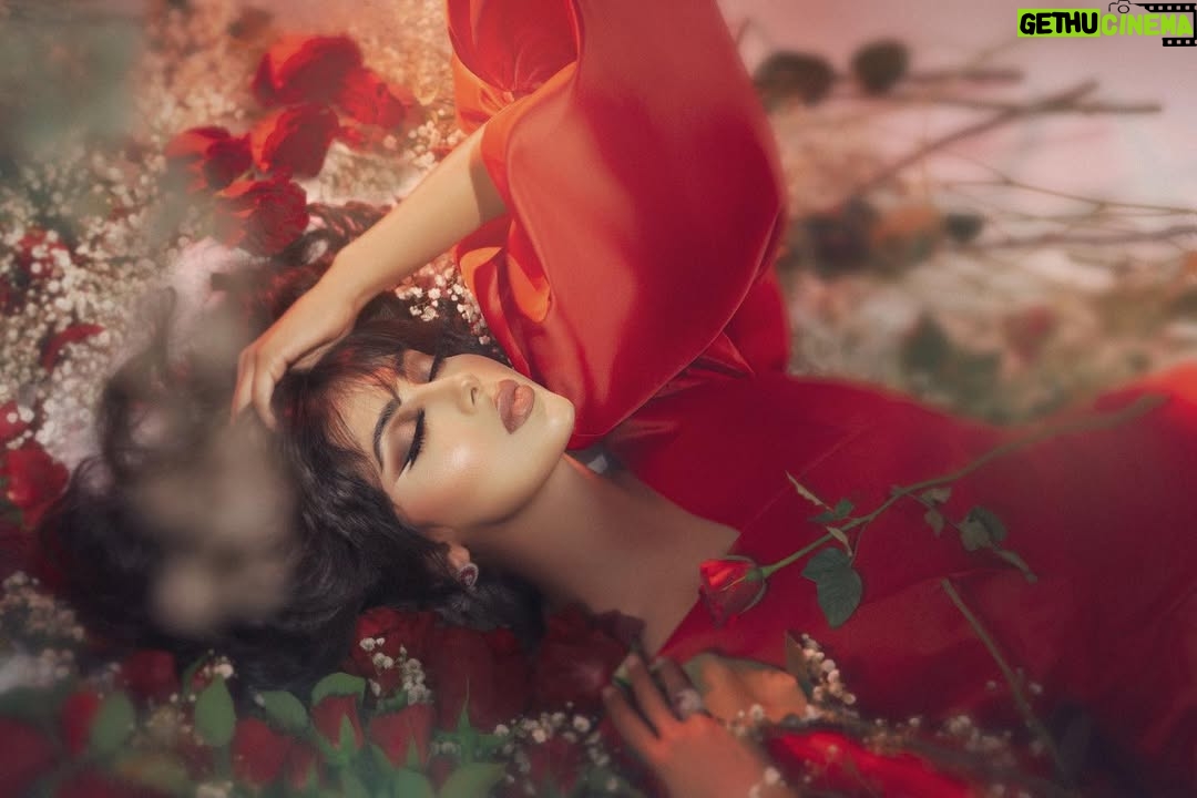 Shaila Sabt - 11.1K Likes - تبين عيني لج عيويني 🤩..
..
بلد عيني وبلد قلبي وبلد روحي بلد مثل العشق ما ينقسم نصين .. بلد اصلي وبلد فصلي وبلد اهلي 😍 بلد شق البحر فوق السما بحرين 🥰🥰..
..
Makeup @sakiina_makeup
Hairstyle @duaahairstyle
Photo @safa.alaraibi
Video @zeynab.videos
Dress @rowa_design
Jewelry @alalawij.bh