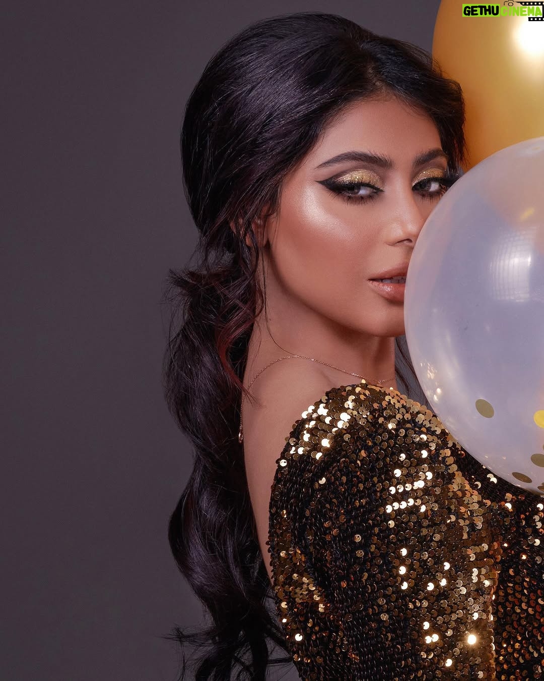 Shaila Sabt - 24.9K Likes - مرت سنة أبقت لي أشخاص وأحباب أوفياء وأخذت مني أصحاب، وقربت لي ناس أغراب أصبحوا مع مرور الزمم أقراب وأعطتني أحباب
ﻣﺮﺕ ﺳﻨﻪ تعرفت ﻓﻴﻬﺎ ﻋﻠﻰ ﺣﻘﻴﻘﺔ بعض ﺍﻟﺒﺸﺮ ﺍﻟﻨﻘﻴﻪ وأثبت لي قلوب ينبع منها الوفاء، وكشفت لي المعادن السيئة لبعض الأشخاص المحيطين بي وحقد البعض وتفاجأت ﺑﺴﻘﻮﻁ الأقنعة عن وجوه ﺍﻟﺒﻌﺾ ﻭﺟﻌﻠﺘﻨﻲ ﺃﺗﻤﺴﻚ بعلاقاتي مع اﻟﺒﻌﺾ ﺍﻵﺧﺮ..
..
شكرا صديقي الصدوق @mohammed_vivid ..
..
احبكم وايد شكرا فيفد ونجاة وخاله فوز..
..
مكياجي @najalblushi_makeup ..
..
شعر @fouz_hairstyle