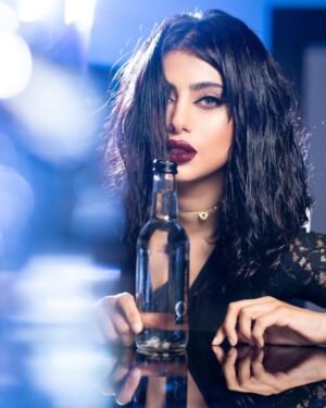 Shaila Sabt Instagram - سر الحياه مو بالماي
لا سر حياتي عيونك..
..
مكياج @najalblushi_makeup ..
..
شعر @fouz_hairstyle ..
..

Berrington - Pure Spring Water

Client: @berringtonwater.me
Actress: @shailasabt
Director & Colorist: @alex_haji
DOP: @shuttrbh
Videographer: @hussamo0o
Photographer: @asaad_photographer92
MUA: @najalblushi_makeup
Location: @alareenpalaceandspa

#colorgrading #videography #cinematograohy #photography #editing #commercial #slowmotion #berrington #water