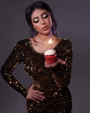 Shaila Sabt Instagram - ﻣﺮﺕ ﺳﻨﻪ أشكر فيها:

من هو أبقى وأوفى وأجمل في حياتي أشكر من لم تغيره الأيام و العواصف و الاقدار  ومن جعل لي في قلبة كل احترام ومحبة سواء من أحبني في حضوري أو  غيابي، وجعلني من أولوياته وأجمل مافي حياته...
..
تصوير @mohammed_vivid ..
..
مكياج @najalblushi_makeup ..
..
شعر الغالية @fouz_hairstyle