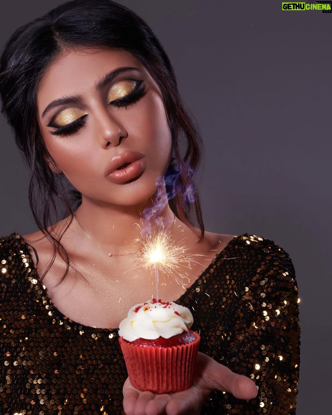 Shaila Sabt - 23.1K Likes - ﻣﺮﺕ ﺳﻨﻪ أشكر فيها:
من هو أبقى وأوفى وأجمل في حياتي أشكر من لم تغيره الأيام و العواصف و الاقدار ومن جعل لي في قلبة كل احترام ومحبة سواء من أحبني في حضوري أو غيابي، وجعلني من أولوياته وأجمل مافي حياته...
..
تصوير @mohammed_vivid ..
..
مكياج @najalblushi_makeup ..
..
شعر الغالية @fouz_hairstyle