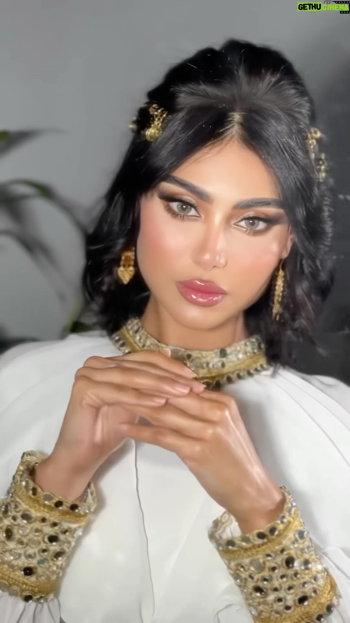 Shaila Sabt - 9.6K Likes - لوكي الناري 🫡
الكل سألني عن لبسي من المصممة الراقية جدا عهد الحمد @ahadd_designs
مكياجي عند الجميلة المبدعة @khdija.artist
شعري @ghadeersultan.beautysalon
😘🫡