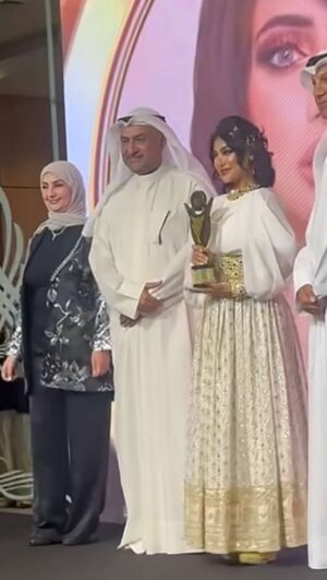 Shaila Sabt Instagram - شكرا اكل القائمين على المهرجان شكرا للنجمة الغالية الهام الفضاله شكرا للنجم الغالي شهاب جوهر شكرا لكل شخص قدر جهودنه وتعبنا وشكرا من القلب على تعليقاتكم الحلوة الي  اهي تكريم بحد ذاتها لي شكرا من كل قلبي ❤️😍🫡 احبكم وايد @elhamalfadalah  @shehabaljowhar  @dream.picturesss 
#بيت_حموله #شارع_الأعشى #شيلاء_سبت #الهام_الفضاله #السعوديه #الكويت #البحرين