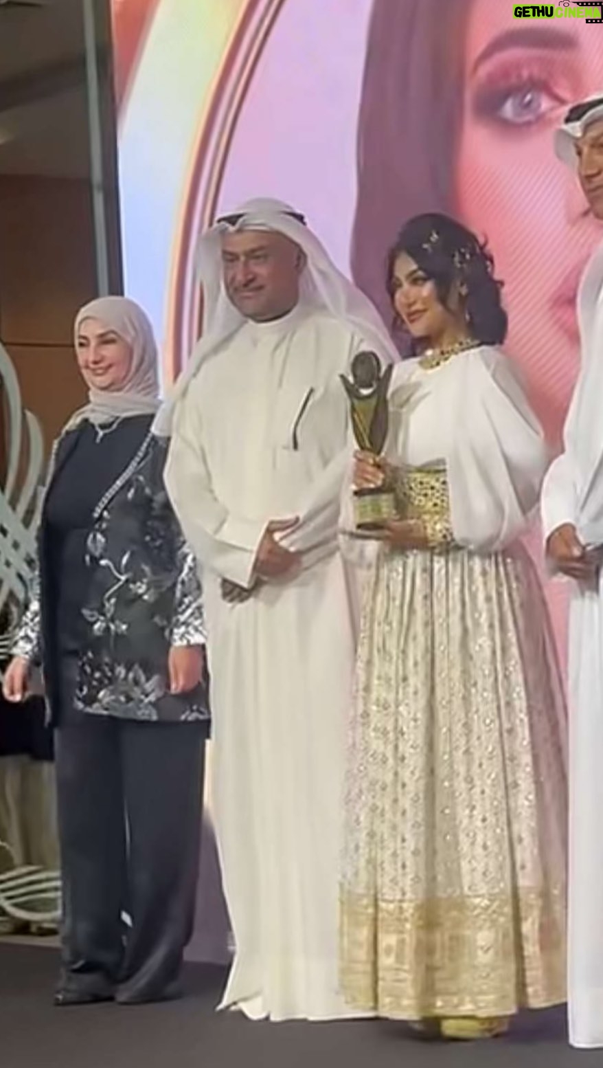 Shaila Sabt - 14.5K Likes - شكرا اكل القائمين على المهرجان شكرا للنجمة الغالية الهام الفضاله شكرا للنجم الغالي شهاب جوهر شكرا لكل شخص قدر جهودنه وتعبنا وشكرا من القلب على تعليقاتكم الحلوة الي اهي تكريم بحد ذاتها لي شكرا من كل قلبي ❤️😍🫡 احبكم وايد @elhamalfadalah @shehabaljowhar @dream.picturesss
#بيت_حموله #شارع_الأعشى #شيلاء_سبت #الهام_الفضاله #السعوديه #الكويت #البحرين