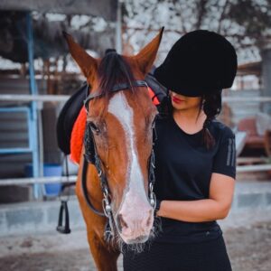Shaila Sabt Instagram - ‏عـاشر اللي يزيد حياتك حيـاه🤍..
..
..
تصوير واسطبل الفارسة المدربة الغالية @dana_alsaeed15