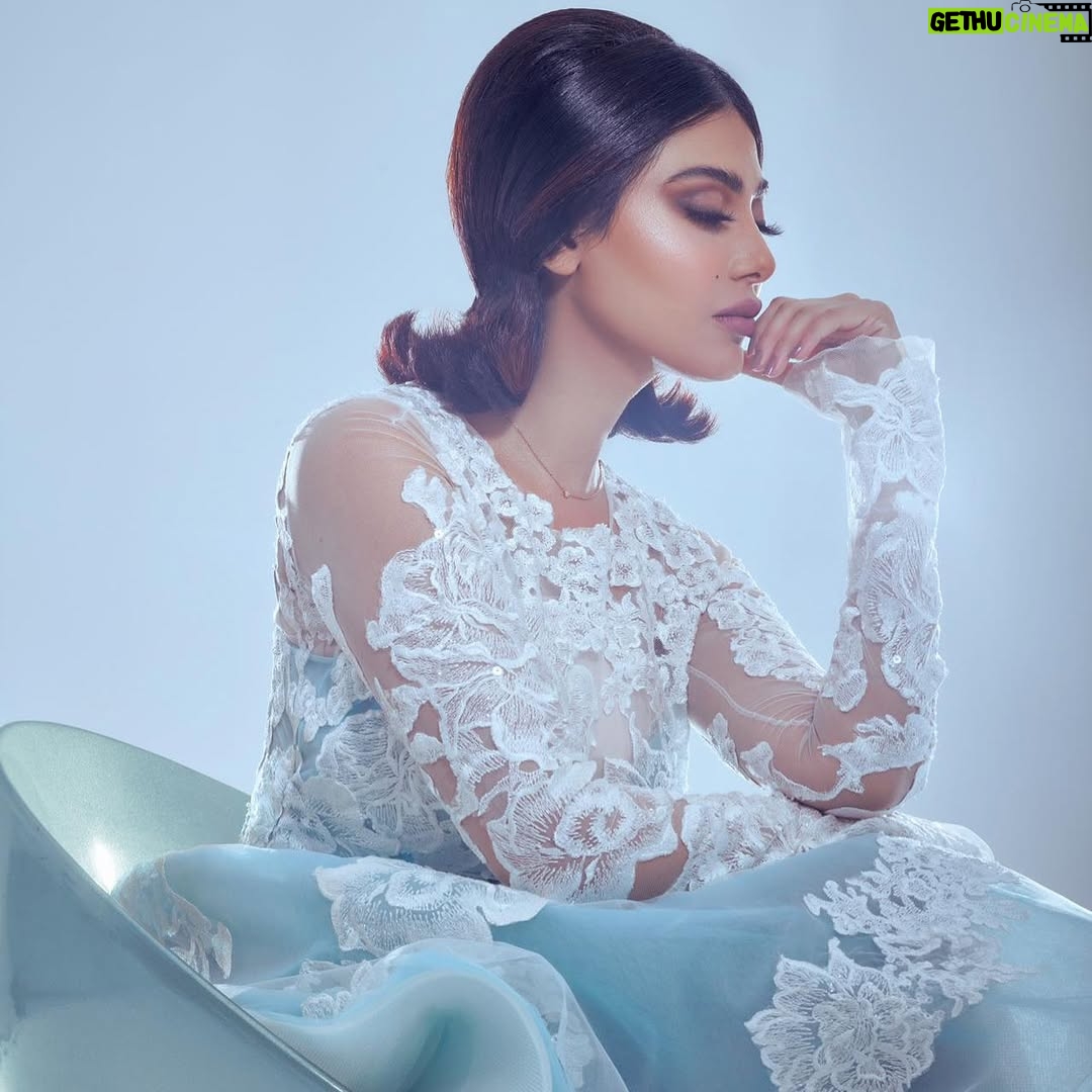 Shaila Sabt - 11.9K Likes - وراء كل امرأة عظيمة >>نفسها 🤚🏼🌸..
..
حب نفسك 🦋..
..
قروبي العالمي ..
تصوير @mohammed_vivid ..
مكياج @najalblushi_makeup ..
شعر @fouz_hairstyle ..
لبسي @rocco_bh