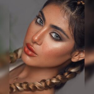 Shaila Sabt Instagram - لا تقلل من شأن أحد فالكمال لله وحده، ولا تجاهر بعيوب الخلق وعيبك مدسوس..
..
مكياج الغالية @masooma.hashim ..
تصوير الرائعة @safa.photographer
