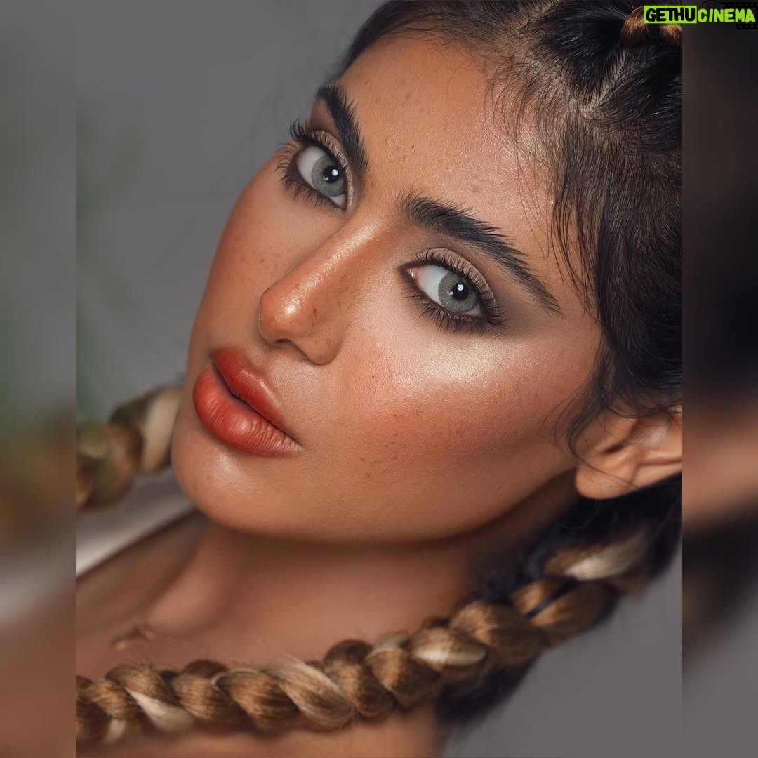 Shaila Sabt - 13.9K Likes - لا تقلل من شأن أحد فالكمال لله وحده، ولا تجاهر بعيوب الخلق وعيبك مدسوس..
..
مكياج الغالية @masooma.hashim ..
تصوير الرائعة @safa.photographer