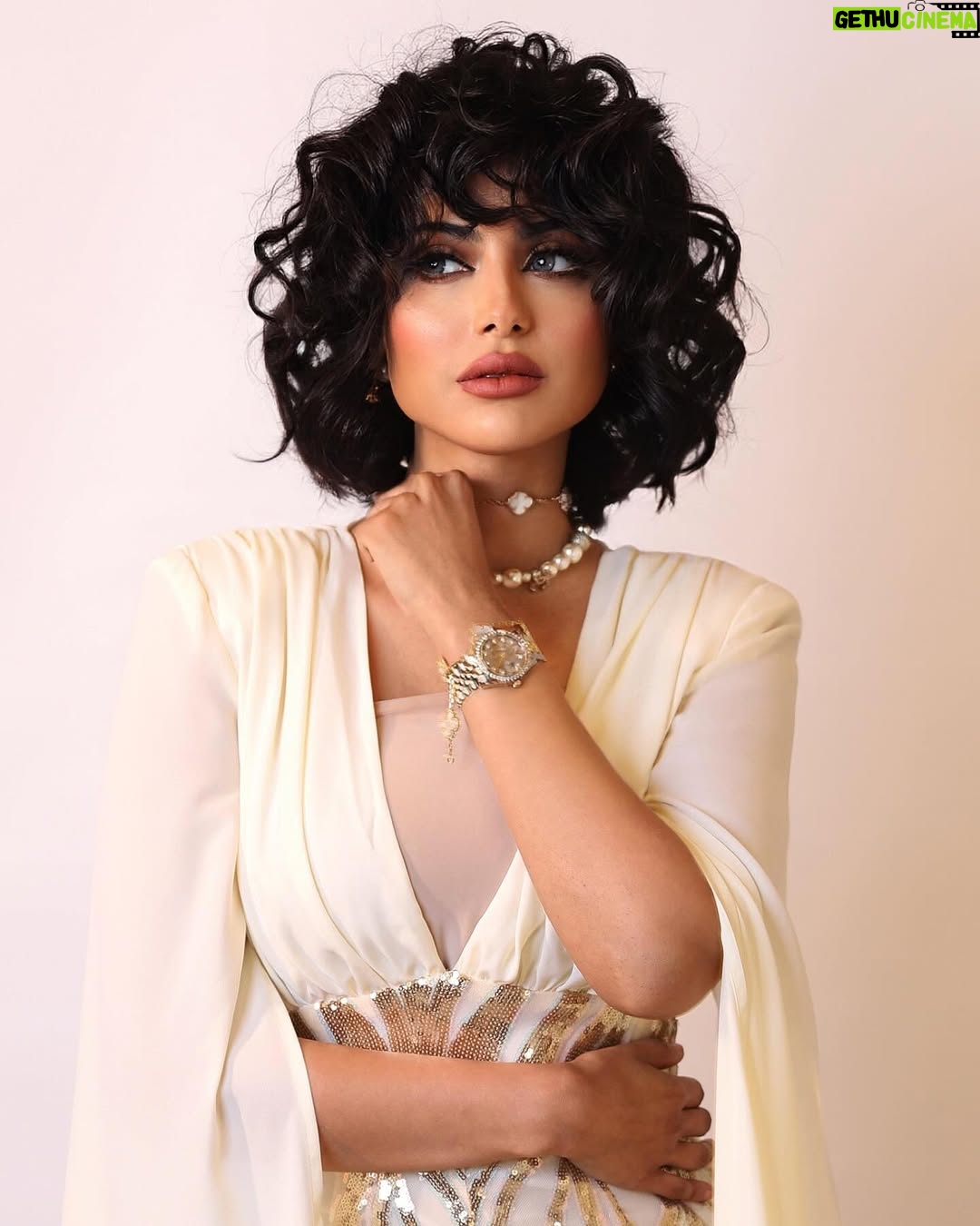 Shaila Sabt - 19.8K Likes - #بيت_حمولة ..
ماحب المنافسه احب النجاح المنافسه تولد الكره والبغضاء والشتم والنجاح فضاء كبير يتسع للجميع 🙂 كلكم ناجحين كلكم حلوين كلكم اجتهدتو ومبروك نجاح الجميع في سباق مسلسلات رمضان ..
الشي الاهم لا تنجرون ورا العنصرية انا بحرينية وبديت امثل من وانا صغيره بالكويت والسعودية والامارات وقطر والبحرين باسم الخلج طول عمرنا الفن باسم الخليج 👏🏽 اذا نجح مسلسل سعودي فهو نجاح للخليج كله واذا نجح مسلسل كويتي فهو نجاح للخليج كله بليز لا تخلون الفتن تدخل بينا لا بالفن ولا بالرياضه ولا بالترفيه ولا بالسياحه احنا خليج واحد ونجاحنا واحد ..