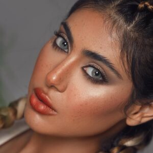 Shaila Sabt Instagram - لا تقلل من شأن أحد فالكمال لله وحده، ولا تجاهر بعيوب الخلق وعيبك مدسوس..
..
مكياج الغالية @masooma.hashim ..
تصوير الرائعة @safa.photographer