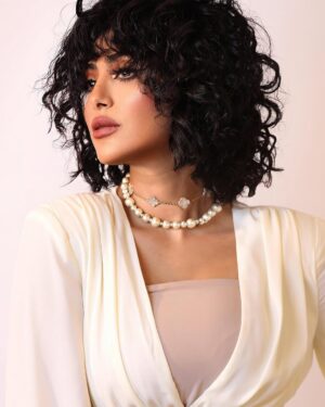 Shaila Sabt Instagram - #بيت_حمولة ..
ماحب المنافسه احب النجاح المنافسه تولد الكره والبغضاء والشتم والنجاح فضاء كبير يتسع للجميع 🙂 كلكم ناجحين كلكم حلوين كلكم اجتهدتو ومبروك نجاح الجميع في سباق مسلسلات رمضان .. 
الشي الاهم لا تنجرون ورا العنصرية انا بحرينية وبديت امثل من وانا صغيره بالكويت والسعودية والامارات وقطر والبحرين باسم الخلج طول عمرنا الفن باسم الخليج 👏🏽 اذا نجح مسلسل سعودي فهو نجاح للخليج كله واذا نجح مسلسل كويتي فهو نجاح للخليج كله بليز لا تخلون الفتن تدخل بينا لا بالفن ولا بالرياضه ولا بالترفيه ولا بالسياحه احنا خليج واحد ونجاحنا واحد ..