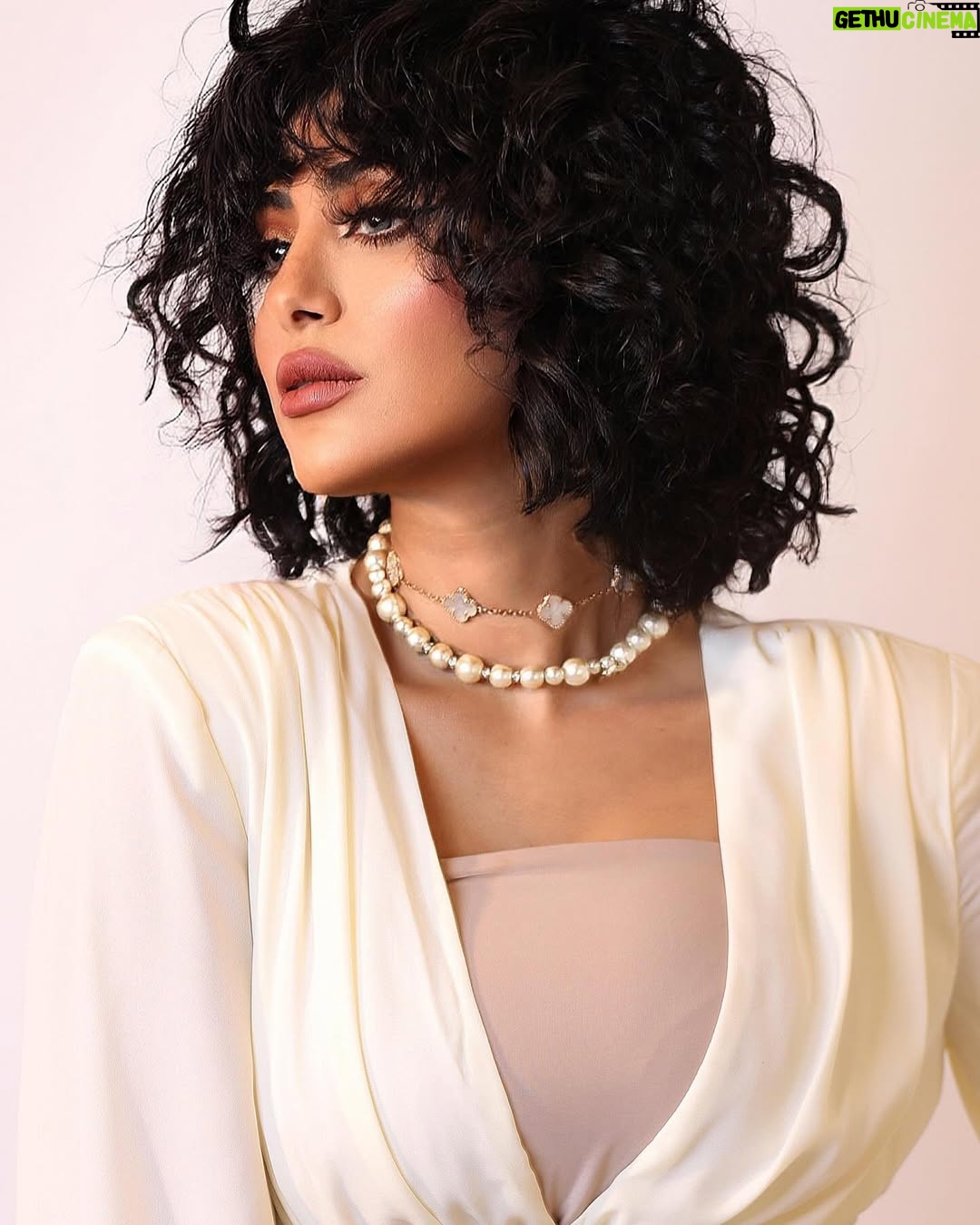 Shaila Sabt - 19.8K Likes - #بيت_حمولة ..
ماحب المنافسه احب النجاح المنافسه تولد الكره والبغضاء والشتم والنجاح فضاء كبير يتسع للجميع 🙂 كلكم ناجحين كلكم حلوين كلكم اجتهدتو ومبروك نجاح الجميع في سباق مسلسلات رمضان ..
الشي الاهم لا تنجرون ورا العنصرية انا بحرينية وبديت امثل من وانا صغيره بالكويت والسعودية والامارات وقطر والبحرين باسم الخلج طول عمرنا الفن باسم الخليج 👏🏽 اذا نجح مسلسل سعودي فهو نجاح للخليج كله واذا نجح مسلسل كويتي فهو نجاح للخليج كله بليز لا تخلون الفتن تدخل بينا لا بالفن ولا بالرياضه ولا بالترفيه ولا بالسياحه احنا خليج واحد ونجاحنا واحد ..