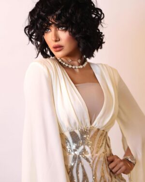Shaila Sabt Instagram - #بيت_حمولة ..
ماحب المنافسه احب النجاح المنافسه تولد الكره والبغضاء والشتم والنجاح فضاء كبير يتسع للجميع 🙂 كلكم ناجحين كلكم حلوين كلكم اجتهدتو ومبروك نجاح الجميع في سباق مسلسلات رمضان .. 
الشي الاهم لا تنجرون ورا العنصرية انا بحرينية وبديت امثل من وانا صغيره بالكويت والسعودية والامارات وقطر والبحرين باسم الخلج طول عمرنا الفن باسم الخليج 👏🏽 اذا نجح مسلسل سعودي فهو نجاح للخليج كله واذا نجح مسلسل كويتي فهو نجاح للخليج كله بليز لا تخلون الفتن تدخل بينا لا بالفن ولا بالرياضه ولا بالترفيه ولا بالسياحه احنا خليج واحد ونجاحنا واحد ..