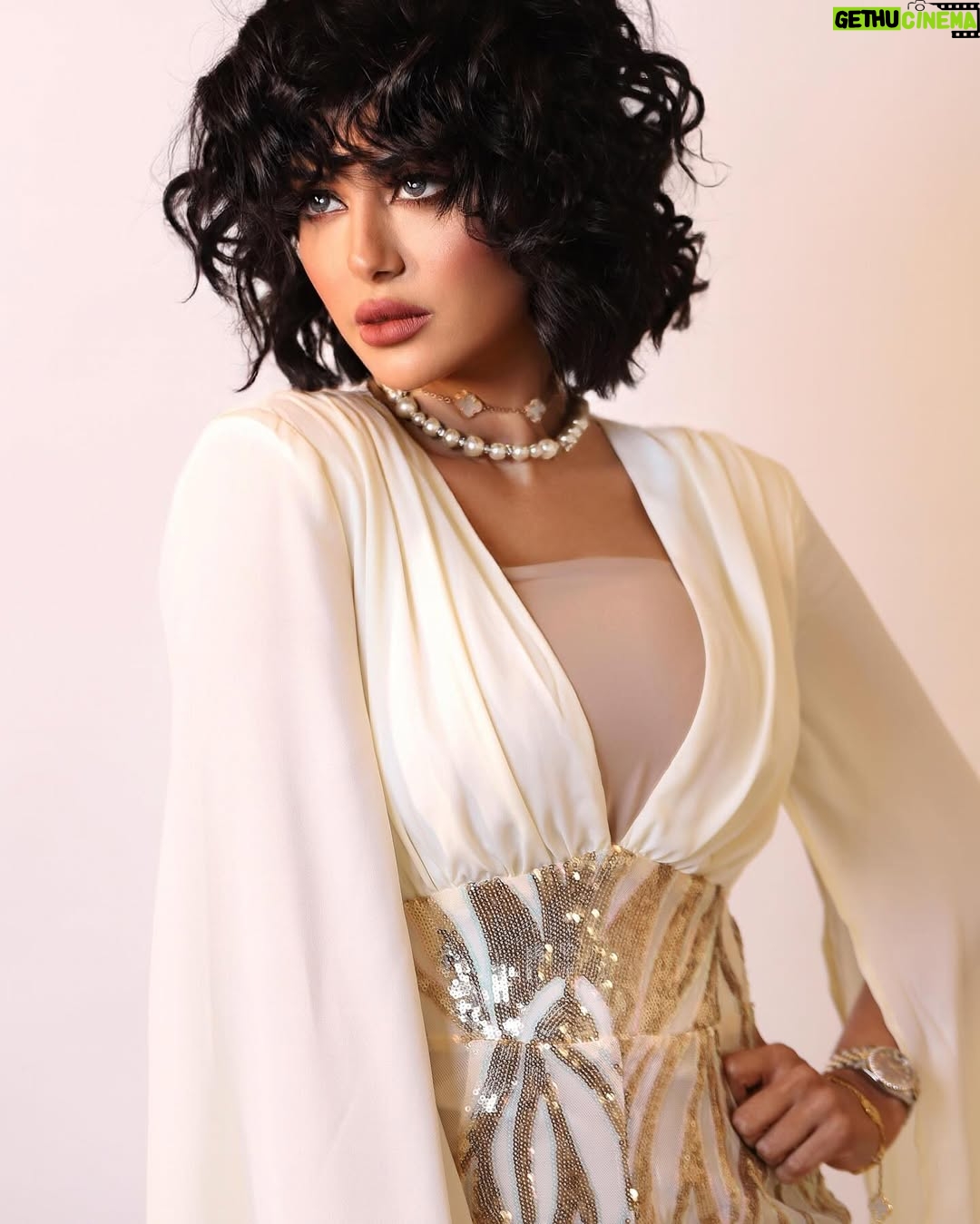 Shaila Sabt - 19.8K Likes - #بيت_حمولة ..
ماحب المنافسه احب النجاح المنافسه تولد الكره والبغضاء والشتم والنجاح فضاء كبير يتسع للجميع 🙂 كلكم ناجحين كلكم حلوين كلكم اجتهدتو ومبروك نجاح الجميع في سباق مسلسلات رمضان ..
الشي الاهم لا تنجرون ورا العنصرية انا بحرينية وبديت امثل من وانا صغيره بالكويت والسعودية والامارات وقطر والبحرين باسم الخلج طول عمرنا الفن باسم الخليج 👏🏽 اذا نجح مسلسل سعودي فهو نجاح للخليج كله واذا نجح مسلسل كويتي فهو نجاح للخليج كله بليز لا تخلون الفتن تدخل بينا لا بالفن ولا بالرياضه ولا بالترفيه ولا بالسياحه احنا خليج واحد ونجاحنا واحد ..