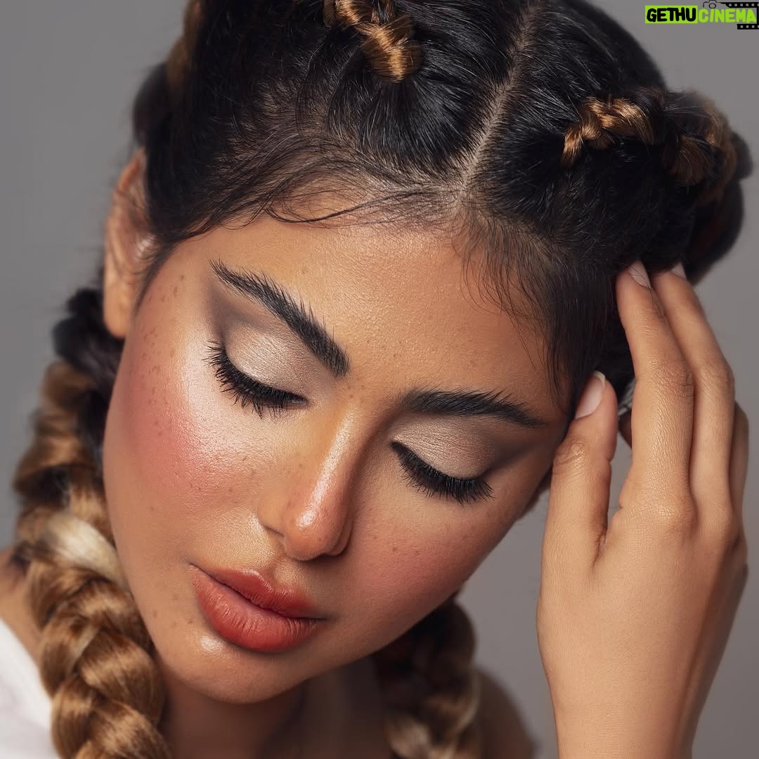 Shaila Sabt - 13.8K Likes - أحسنّ الظن بالناس
كأنهم كلهم خيرا
واعتمد على نفسك
كأنه لا خير في الناس.
..
مكياج الجميلة قلبا وقالبا @masooma.hashim ..
..
تصوير المليحة @safa.photographer