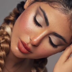 Shaila Sabt Instagram - ‏أحسنّ الظن بالناس
‏كأنهم كلهم خيرا
‏واعتمد على نفسك
‏كأنه لا خير في الناس.
..
مكياج الجميلة قلبا وقالبا @masooma.hashim ..
..
تصوير المليحة @safa.photographer