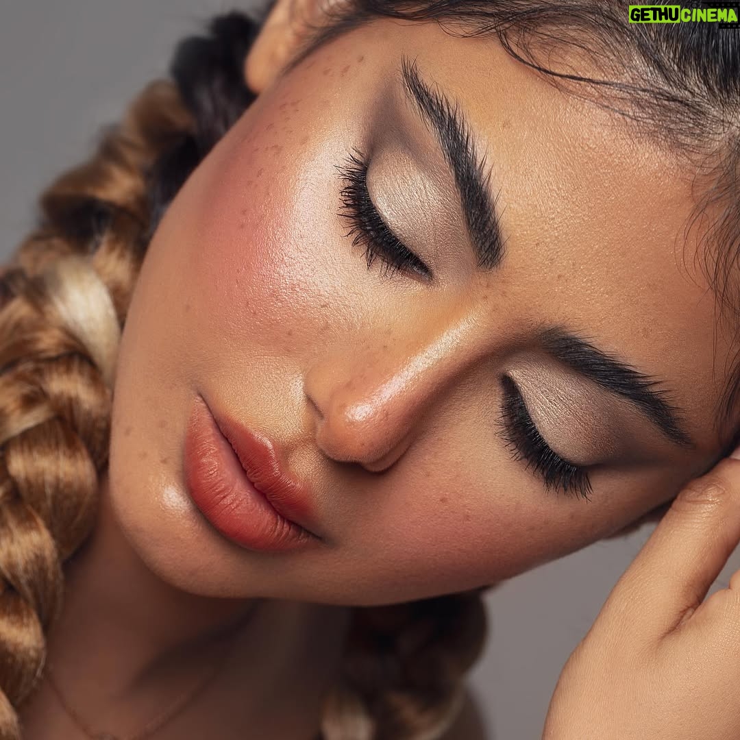 Shaila Sabt - 13.8K Likes - أحسنّ الظن بالناس
كأنهم كلهم خيرا
واعتمد على نفسك
كأنه لا خير في الناس.
..
مكياج الجميلة قلبا وقالبا @masooma.hashim ..
..
تصوير المليحة @safa.photographer