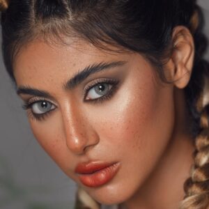 Shaila Sabt Instagram - Time heals Everything... 
.
مكياج الغالية @masooma.hashim ..
..
تصوير الغالية @safa.photographer