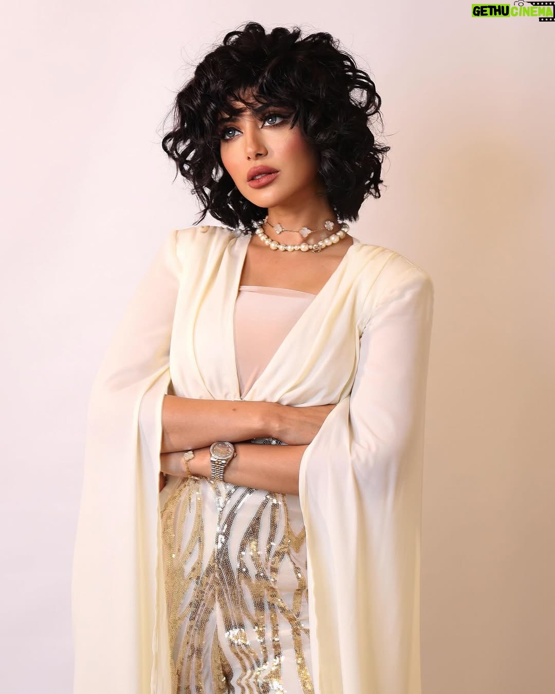Shaila Sabt - 44.6K Likes - #بيت_حمولة .. تحبون ولا تكرهون نوف؟؟ 😈
نوف: لا تقولون طرف ثالث 😡😡 ترا ما قالو لي ان يحب وحده يوم زواجنا عرفت .. وعلى اساس كل شي انتهى ..وقالو ان خلود تزوجت وخلاص 🤔 وعمتي وابوي مايرضون اتطلق .. بس انا اعلمهم اخليهم يطلقوني منه غصب بخرب لهم البيت ولي فيه 🤫 لا تقولون لحد شبسوي فيهم ..
#شيلاء_سبت