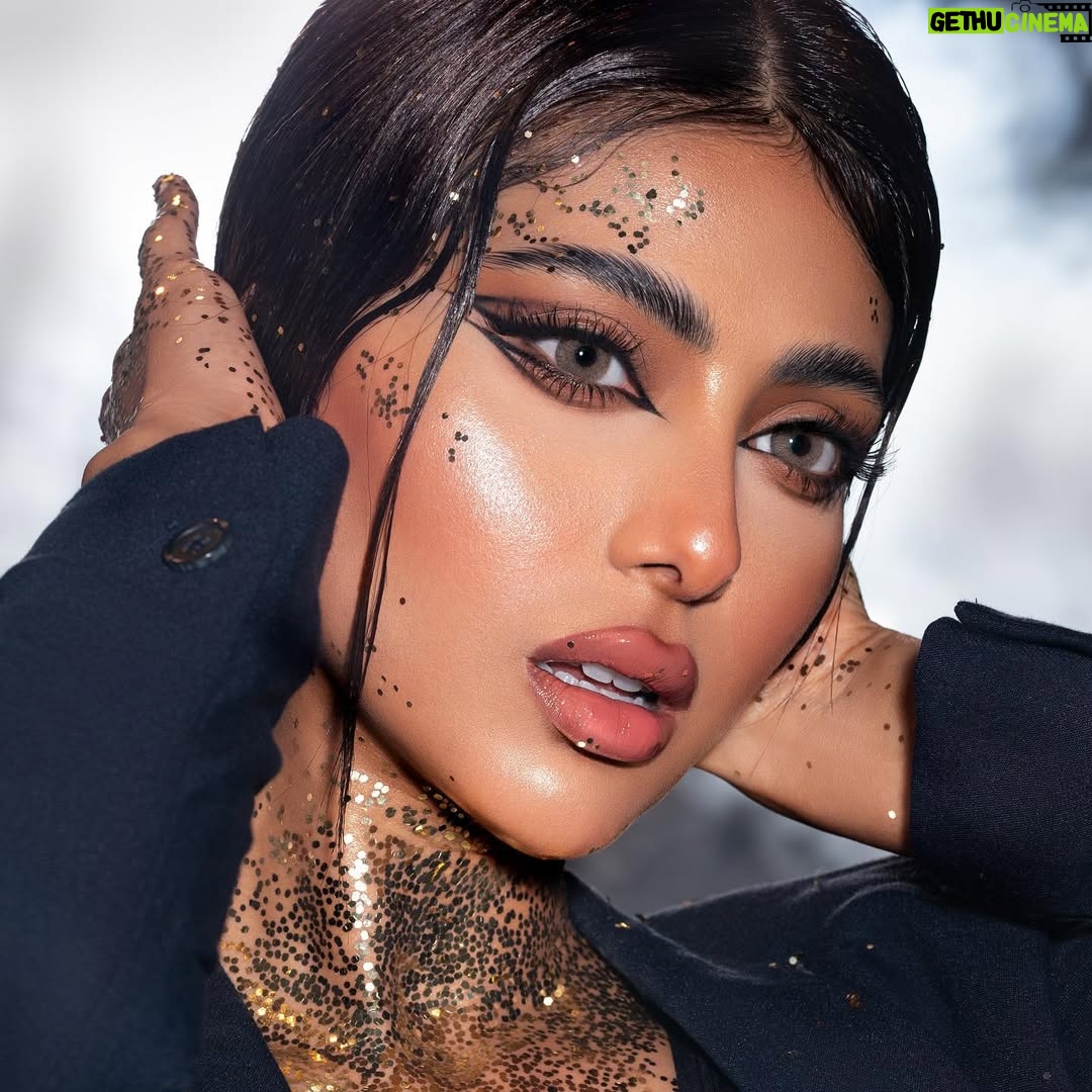 Shaila Sabt - 22.4K Likes - شوت مع اصدقائي الحلوين الطيبين الرائعين الغالين 🥰..
@masooma.hashim مكياج ..
.
تصوير @safa.alaraibi ..
..
فيديو @hasan_mhm