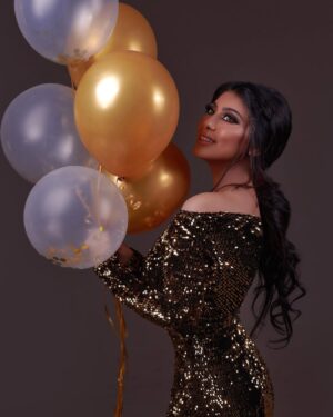 Shaila Sabt Instagram - شكرا لكل من هناني في يوم ميلادي احبكم وايد وشكرا خاص لكل فانزاتي احبكم وايد وعذروني اذا مارديت عليكم لان وايد مااشاءاالله رسايل بس احبكم وربي يكتب لي ولكم كل خير وسعاده ويحقق كل امانينا يارب ..
..
احب اشكر اصدقائي الغالية فيفد ونجاة وخالة فوز على اللوك الحلو والصور الحلوة احبكم وايد..
..
شكرا فيفد انك دائماً موجود بكل المناسبات الله لايغير علينا ياارب 🥰 @mohammed_vivid ..
..
شكرا نجاة على كل شي سويته بهذا اليوم احبج وايد @najalblushi_makeup ..
..
شكرا خاله فوز على كل شي احبج وايد @fouz_hairstyle ..
..
شكرا للكل احبكم ..
..
شكرا للي احتفلو فيني من اهلي وربعي ربي لا تحرمني منهم احبكم ..