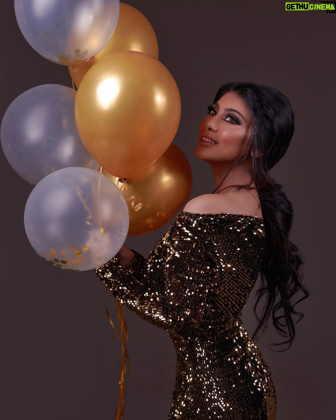 Shaila Sabt - 18.3K Likes - شكرا لكل من هناني في يوم ميلادي احبكم وايد وشكرا خاص لكل فانزاتي احبكم وايد وعذروني اذا مارديت عليكم لان وايد مااشاءاالله رسايل بس احبكم وربي يكتب لي ولكم كل خير وسعاده ويحقق كل امانينا يارب ..
..
احب اشكر اصدقائي الغالية فيفد ونجاة وخالة فوز على اللوك الحلو والصور الحلوة احبكم وايد..
..
شكرا فيفد انك دائماً موجود بكل المناسبات الله لايغير علينا ياارب 🥰 @mohammed_vivid ..
..
شكرا نجاة على كل شي سويته بهذا اليوم احبج وايد @najalblushi_makeup ..
..
شكرا خاله فوز على كل شي احبج وايد @fouz_hairstyle ..
..
شكرا للكل احبكم ..
..
شكرا للي احتفلو فيني من اهلي وربعي ربي لا تحرمني منهم احبكم ..
