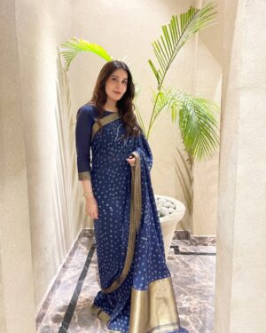 Shaista Lodhi Instagram - In the blur, i shine 
#ShaistaLodhi