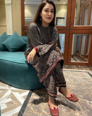 Shaista Lodhi Instagram - Serving Sindhi soul, sugar sass & sukoon straight from the streets of Sukkur.
Wardrobe: @ybq.designstudios 
Styled by: @harmarzkidawai 

#Sukkar #YBQ