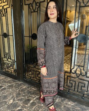 Shaista Lodhi Instagram - Serving Sindhi soul, sugar sass & sukoon straight from the streets of Sukkur.
Wardrobe: @ybq.designstudios 
Styled by: @harmarzkidawai 

#Sukkar #YBQ