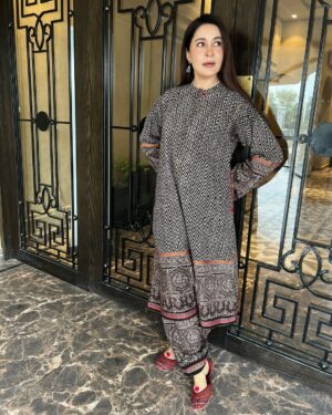Shaista Lodhi Instagram - Serving Sindhi soul, sugar sass & sukoon straight from the streets of Sukkur.
Wardrobe: @ybq.designstudios 
Styled by: @harmarzkidawai 

#Sukkar #YBQ