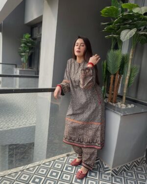 Shaista Lodhi Instagram - Serving Sindhi soul, sugar sass & sukoon straight from the streets of Sukkur.
Wardrobe: @ybq.designstudios 
Styled by: @harmarzkidawai 

#Sukkar #YBQ