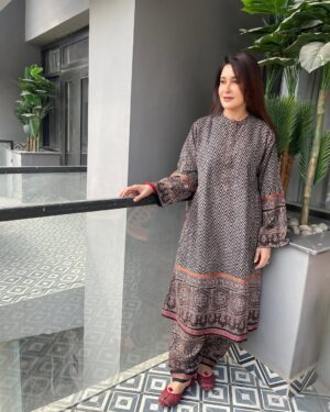 Shaista Lodhi Instagram - Serving Sindhi soul, sugar sass & sukoon straight from the streets of Sukkur.
Wardrobe: @ybq.designstudios 
Styled by: @harmarzkidawai 

#Sukkar #YBQ