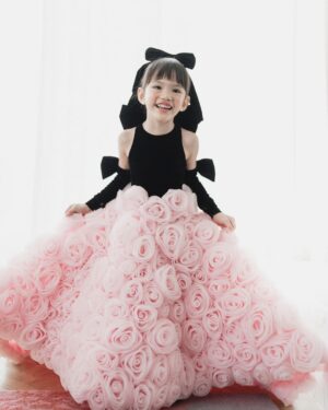 Shandy Aulia Instagram - Five years of pure magic! 

Thank you @mryogiepratama for making such a beautiful dress for my little girl. 

Photo by @davidsalim