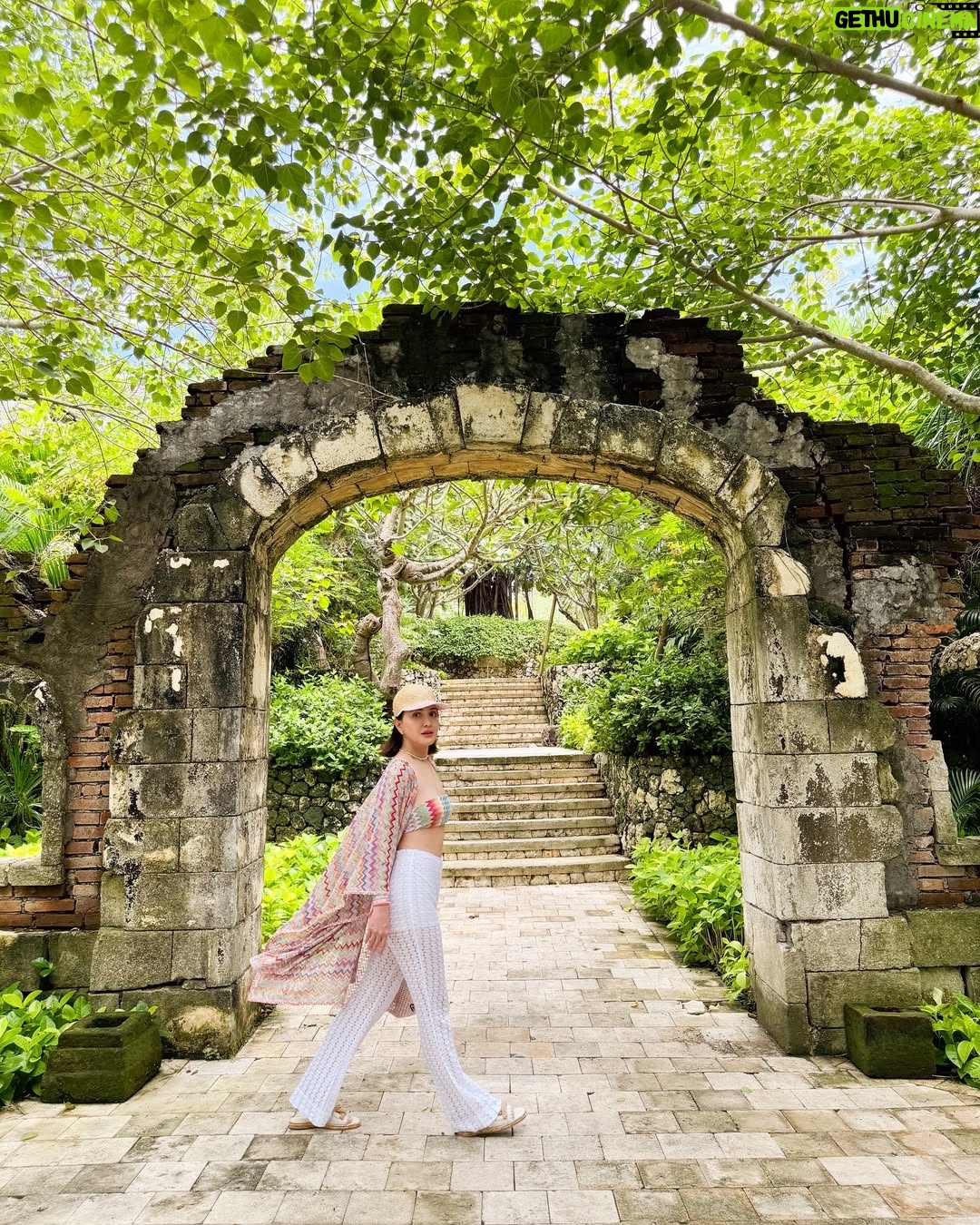 Shandy Aulia - 38.3K Likes - Stuck in the same place i’ve always been
and wondering…