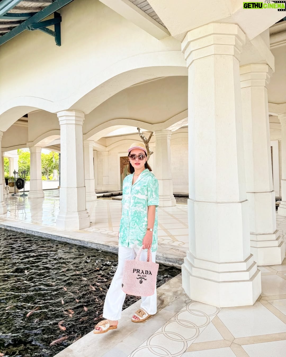 Shandy Aulia - 38.3K Likes - Stuck in the same place i’ve always been
and wondering…