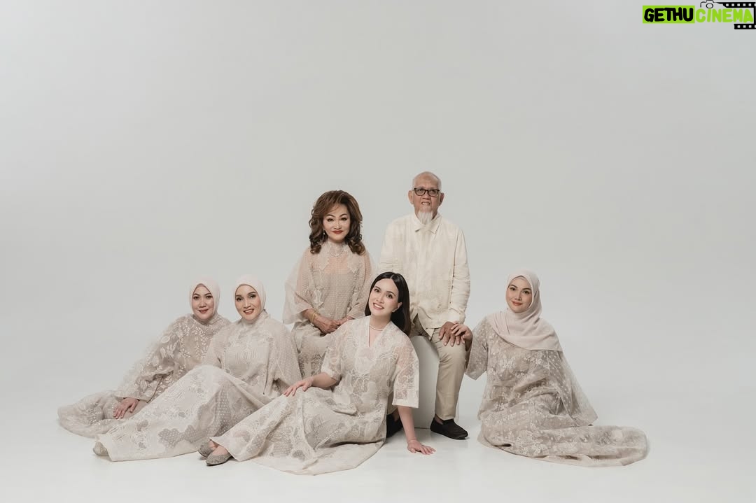 Shandy Aulia - 62.8K Likes - I can’t choose which family I was born into.
They are God’s gift to me.
and all of this has a beautiful purpose from God.
📷 @davidsalim
@saptodjojokartiko