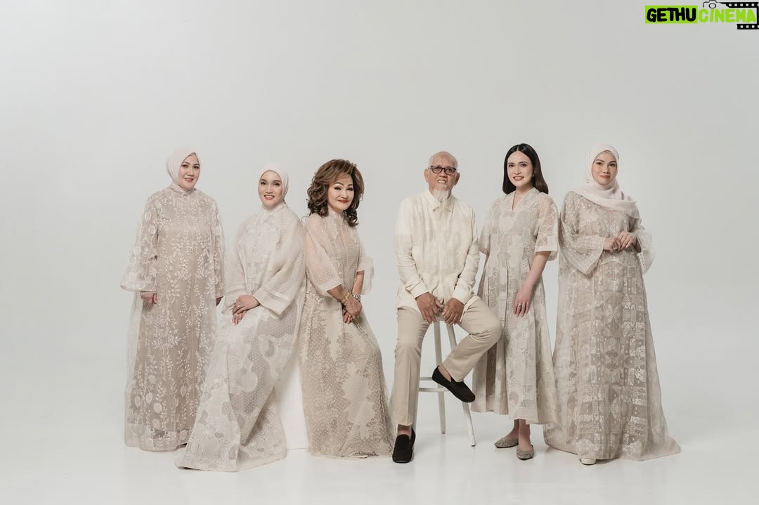 Shandy Aulia - 62.8K Likes - I can’t choose which family I was born into.
They are God’s gift to me.
and all of this has a beautiful purpose from God.
📷 @davidsalim
@saptodjojokartiko