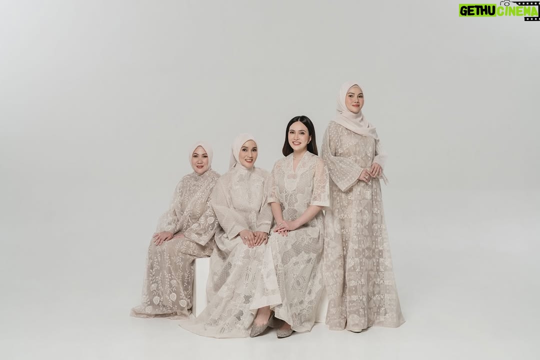 Shandy Aulia - 62.8K Likes - I can’t choose which family I was born into.
They are God’s gift to me.
and all of this has a beautiful purpose from God.
📷 @davidsalim
@saptodjojokartiko