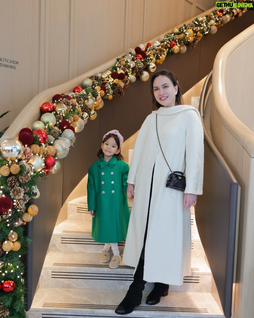 Shandy Aulia - 58.6K Likes - Blessings, love, and peace to you this Christmas🎄
Wishing you love, joy, and peace this Christmas season.🎄
London,
Dec 25th, 2025.