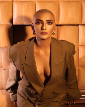 Shanti Priya Instagram - I recently went bald and my experience has been quite something. As women, we often set limitations in life, go by the rules and even keep ourselves caged. With this transformation, I have set myself free, free from limitations and intending to break the beauty standards that the world has set upon us and I do it with a lot of courage and faith in my heart!
Today, I also carry the memory of my late husband close, in his blazer that still holds his warmth. ♥️

Sending power and love to all the women out there! ✨

. 📸- @portraitsatplaces 

#ShanthiPriya #BaldAndBeautiful