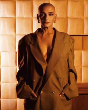 Shanti Priya Instagram - I recently went bald and my experience has been quite something. As women, we often set limitations in life, go by the rules and even keep ourselves caged. With this transformation, I have set myself free, free from limitations and intending to break the beauty standards that the world has set upon us and I do it with a lot of courage and faith in my heart!
Today, I also carry the memory of my late husband close, in his blazer that still holds his warmth. ♥️

Sending power and love to all the women out there! ✨

. 📸- @portraitsatplaces 

#ShanthiPriya #BaldAndBeautiful