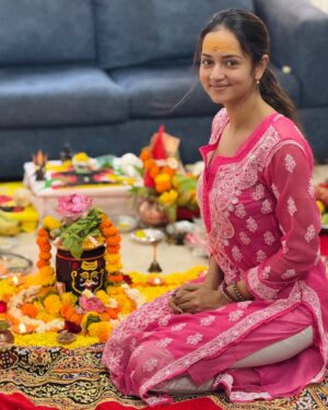 Shanvi Srivastava Instagram - 🕉️ नमः शिवाय |
.
.
.
#shanvisri #shanvisrivastava #shiva #shaivism #om #life #kaashivishwanath #kedarnath #triumbakeshwar #someshwar #rameshwaram #grishmeshwar #vaidyanath #omkareshwar #mahakaleshwar #bhimashankar #mallikarjuna #nageshwar