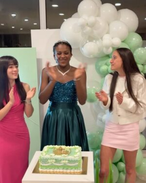 Sharam Diniz Instagram - 15 primaveras 🎂 
Que sejam leves, com amor
Alegria e saúde sempre. ❤️
Feliz aniversário @im_kuweissa231 👸🏾