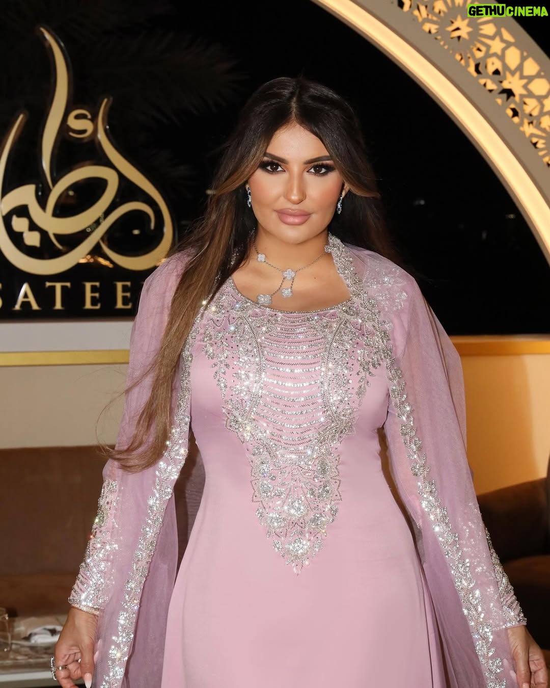 Shatha Hassoun - 3 Likes - Atlantis night 🩷@asateertent
Stylist @ziadalsaleh
Designer @reemaljesmi
Make up @naya_makeupartist
Hair @janty_hairdresser @lilishousesalon @lina_mahmd
📷 @rabee_alsirawan
Thank you @alwannour @asateertent @atlantisthepalm @alielbourji